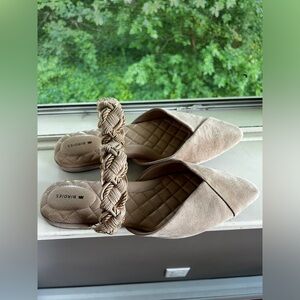 Cream fancy sophisticated and COMFORTABLE Birdie 9.5 shoes